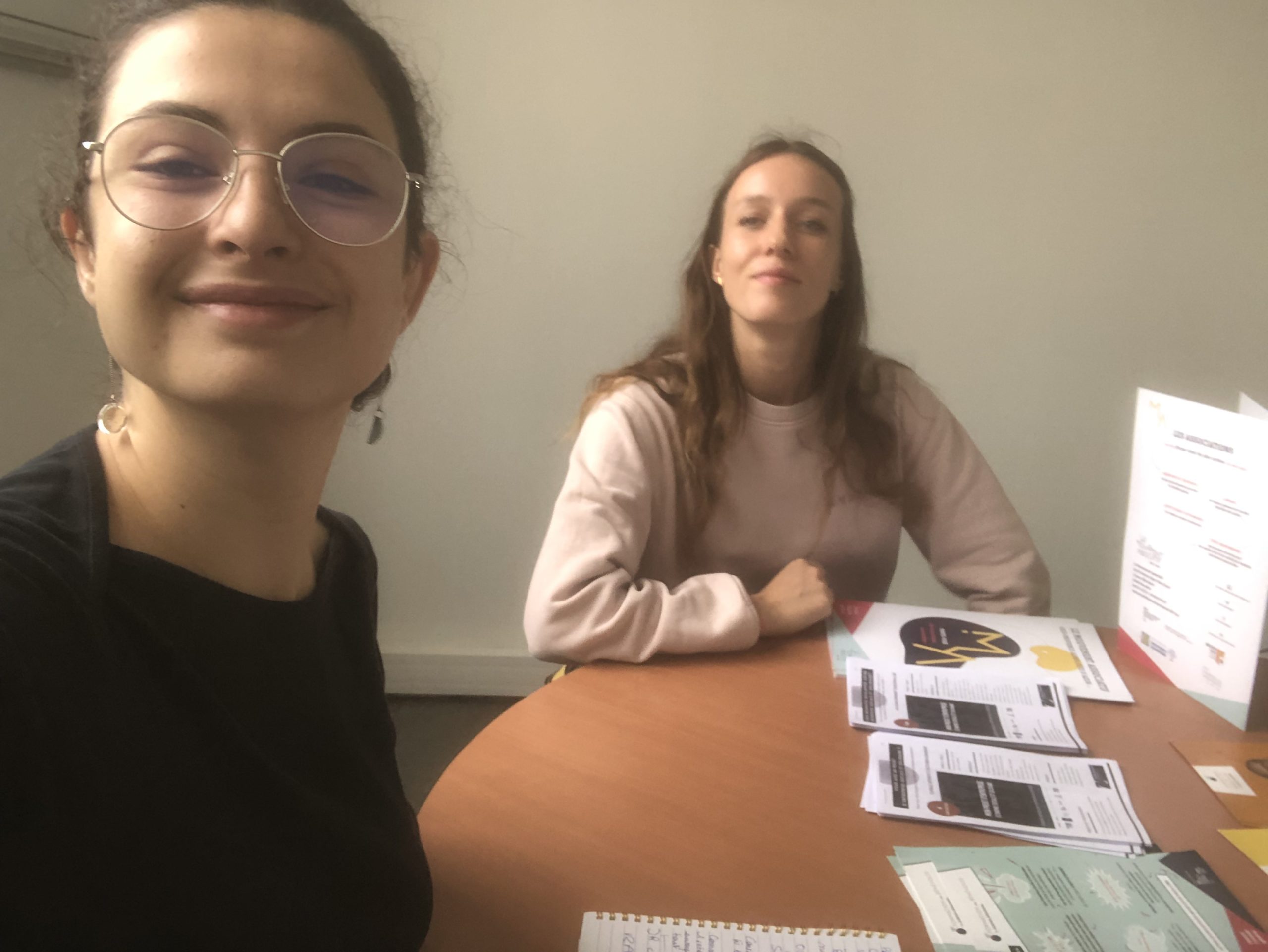 Photo de Léa MENAGE et Camille MORILLON, toutes deux Chargées de mission au Mouvement associatif PACA, à la table de conseil de la Cité des Assos