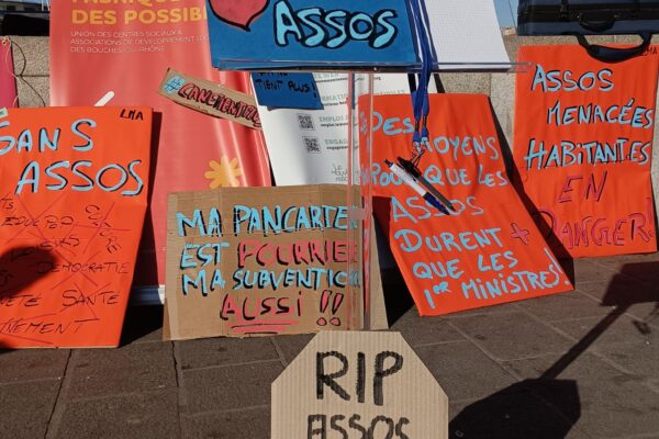 WhatsApp-Image-2025-10-11-a-16.40.22_a18324c2 photo pancartes de la mobilisation 11 octobre